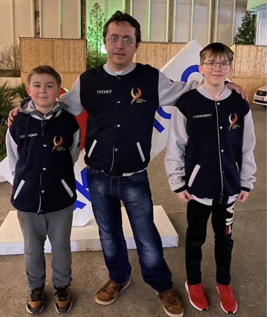 Тренер с юными шахматистами.