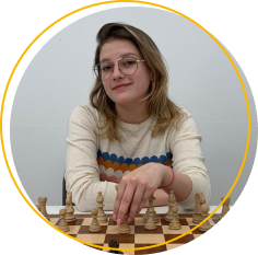 Портрет Алиевой А., шахматного тренера с многолетним опытом.