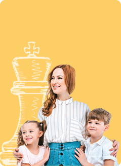 Женщина с детьми на фоне нарисованного короля