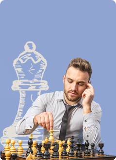 Мужчина играющий в шахматы на фоне нарисованного ферзя