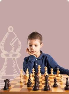 Мальчик играющий в фахматы на фоне нарисованного слона