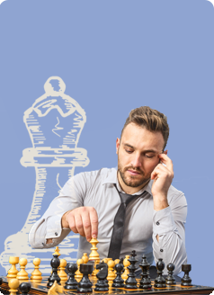 Мужчина играющий в шахматы на фоне нарисованного ферзя